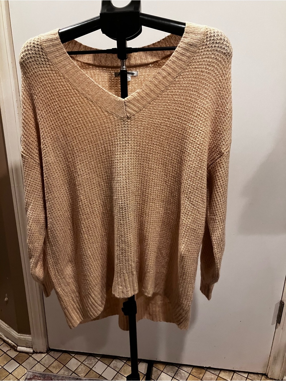 American Eagle Oversized V-Neck Knit Sweater Tan Beige High Low Hem Medium - Picture 2 of 6